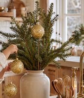 juletræ pyntet med guld julekugler